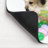 イースターバスケットに座っている雑種の子犬 マウスパッド (コーナー)