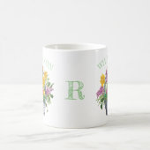 イースターバスケット黄色紫フローラモノグラム名 コーヒーマグカップ (中央)