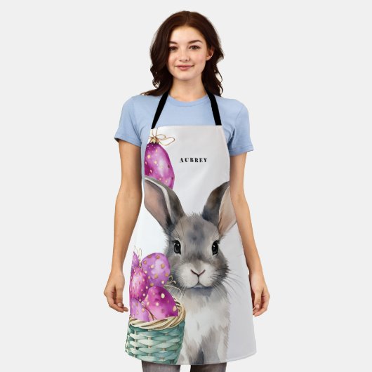 イースターバニーとセイズイースターエッグのバスケット エプロン (着用した状態)