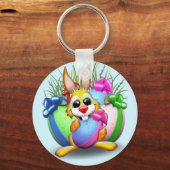 イースターバニーのかわいいキャラクターが卵をかじっている キーホルダー (正面)