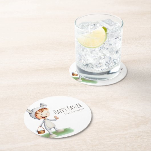 イースターバニーのコスチュームの卵の狩り パーソナライズされた ラウンドペーパーコースター (インサイチュ)