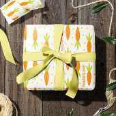 イースターバニーのニンジンのパターンの挨拶と子供の名前 ラッピングペーパー