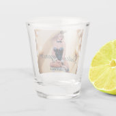 イースターバニーの女の子がラウンドエッジキューブに座って ショットグラス (裏面)