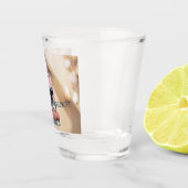 イースターバニーの女の子がラウンドエッジキューブに座って ショットグラス (右)