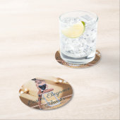 イースターバニーの女の子がラウンドエッジキューブに座って ラウンドペーパーコースター (インサイチュ)