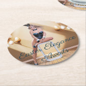 イースターバニーの女の子がラウンドエッジキューブに座って ラウンドペーパーコースター (アングル)