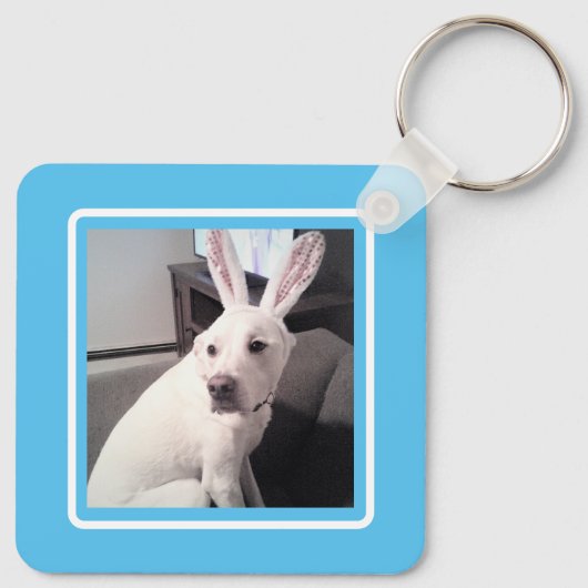 イースターバニーの耳が青い、かわいい白い子犬 キーホルダー (裏面)
