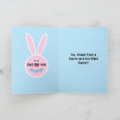 イースターバニーの耳が青い、かわいい白い子犬 シーズンカード (内部)