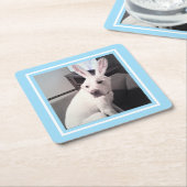 イースターバニーの耳が青い、かわいい白い子犬 スクエアペーパーコースター (アングル)