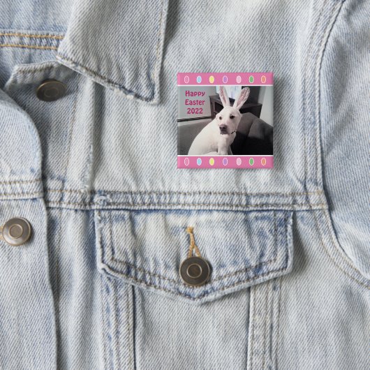 イースターバニーの耳を着たかわいい白犬の写真 缶バッジ (インサイチュ)