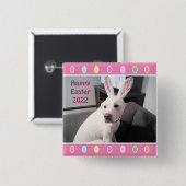 イースターバニーの耳を着たかわいい白犬の写真 缶バッジ (正面&裏面)