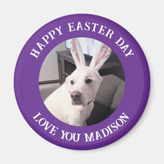 イースターバニーの耳を紫に着たかわいい白い犬 マグネット (正面)