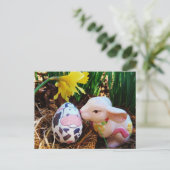 イースターバニーキスをするカウエッグホリデーポストカード シーズンポストカード (スタンド正面)