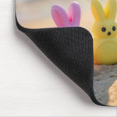 イースターバニーピープスオンビーチ マウスパッド (コーナー)