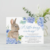 イースターバニーブルーフローラの男の子がベビーシャワーをカップルする 招待状 (スタンド正面)