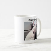イースターバニーマグを着たかわいい白い子犬 コーヒーマグカップ (正面右)