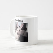 イースターバニーマグを着たかわいい白い子犬 コーヒーマグカップ (正面左)