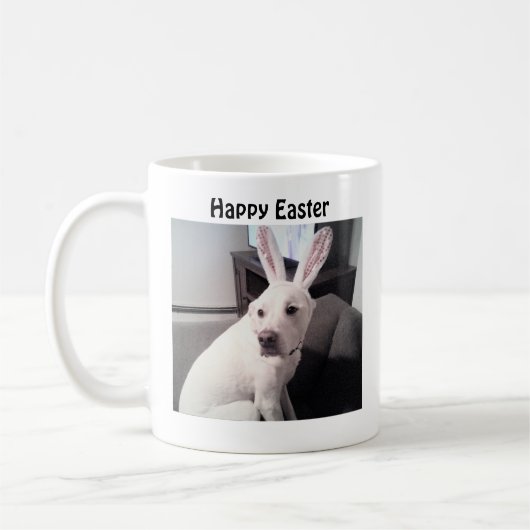 イースターバニーマグを着たかわいい白い子犬 コーヒーマグカップ (左)