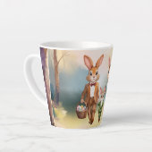 イースターバニー家族が卵を追う – 水色 カフェラテマグ (左アングル)