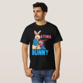 イースターバニー犯罪誘拐ボーイホラーイースターデー Tシャツ (正面フル)