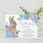 イースターバニー青い白いフローラ男の子のシャワー 招待状 (スタンド正面)