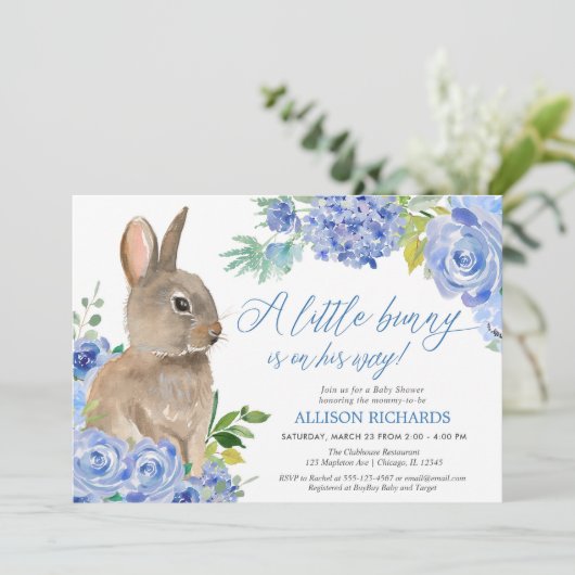 イースターバニー青い白いフローラ男の子のシャワー 招待状 (スタンド正面)