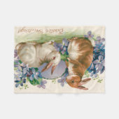 イースターバニ忘れーの色付き卵 フリースブランケット (正面(横))