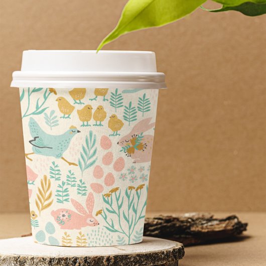 イースターパステルの色のシンボルのシームレスなパターン 紙コップ