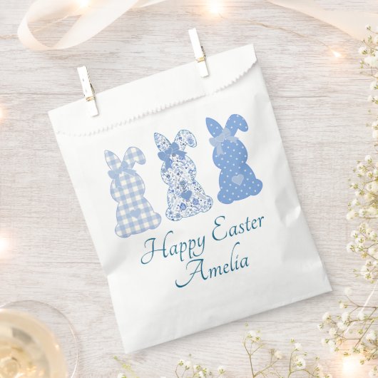 イースターパーソナライズされたバニーボウコケットブルーホワイト フェイバーバッグ (クリップ留めされた状態)