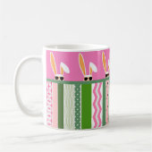 イースターパーソナライズされたピンクと緑の白うさぎ コーヒーマグカップ (左)