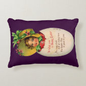 イースタービクトリアン、ヴィンテージの女の子と卵のボンネット アクセントクッション (正面)