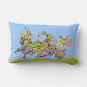 イースターラビットズパステルのグループの衣服の芝生 ランバークッション (裏面)