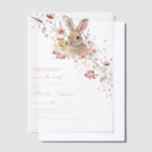 イースターワイルドフラワーの赤ちゃんシャワーの途中で何かバニー ベラム紙招待状 (オフセット)