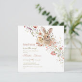 イースターワイルドフラワーの赤ちゃんシャワーの途中で何かバニー 招待状 (スタンド正面)