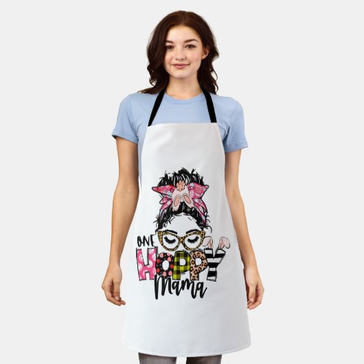 イースターワンホッピーのママめちゃくちゃパン母バニーヒョウ エプロン (着用した状態)