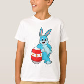 イースター卵を持つウサギ Tシャツ (正面)