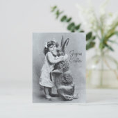 イースター旧式な郵便はがきの巨大なウサギの女の子キャンデー シーズンポストカード (スタンド正面)