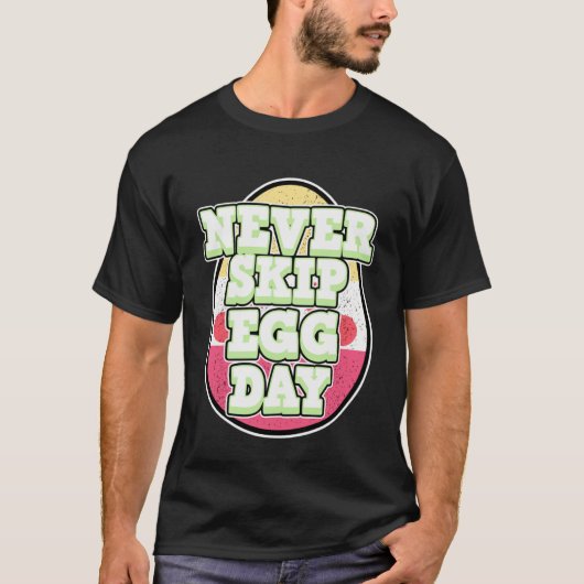 イースター男性へデザインと女性 – Never Skip Egg D Tシャツ (正面)