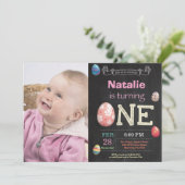 イースター誕生日 女の子 イースターエッグ 初めての1歳誕生日 招待状 (スタンド正面)