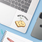 イーストで安らかに 面白いパン駄洒落 シール (ノートパソコンとiPhone)
