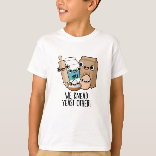 イーストをこねる 他の面白いパン作りダジャレ Tシャツ (正面)