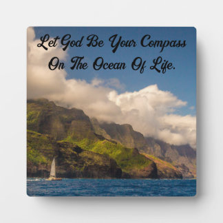 イーゼルで神のテーブルトップのプラークとセーリング フォトプラーク