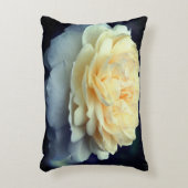 イ淡い色のエローローズイン開花 アクセントクッション (正面(垂直))