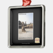 イ·シャオリン·パウは怒りをあらわにする メタルオーナメント (左)