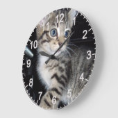 ウィスカートラブル：いたずらなタビー子猫 ラージ壁時計 (傾斜)