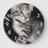 ウィスカートラブル：いたずらなタビー子猫 ラージ壁時計 (正面)