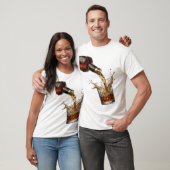 ウィスキーがグラスに注がれる シルバーグラフィック Tシャツ (ユニセックス)