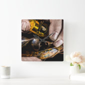 ウィスキーの打撃 スクエア壁時計 (ホーム)