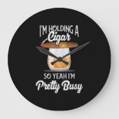 ウィスキー葉巻持ってるからうんかわいらしだ ラージ壁時計 (正面)