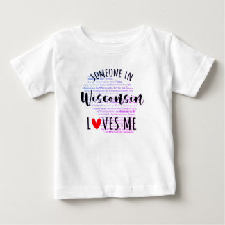 ウィスコンシンの誰かが私を愛するマップベビーTシャツ ベビーTシャツ